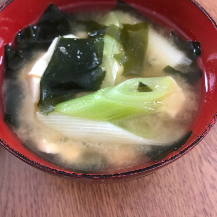 豆腐とネギとワカメの味噌汁